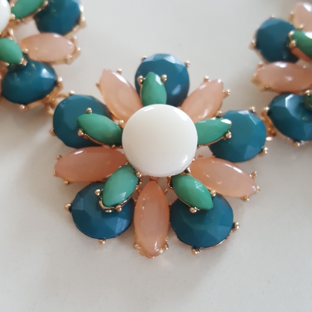 Floral statement necklace- green - Picture 3 of 5